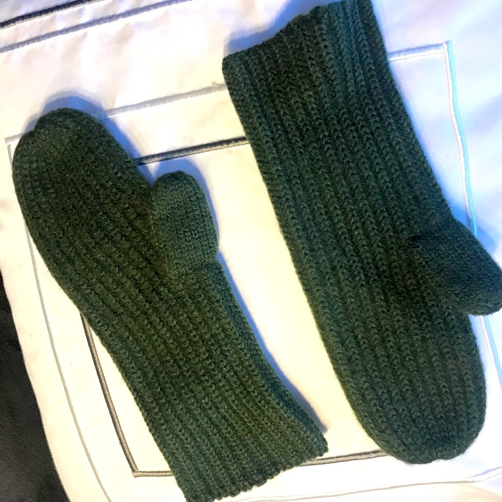 Hunter green mittens